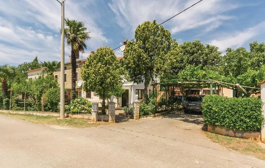 Apartments With A Parking Space Novigrad - 14408